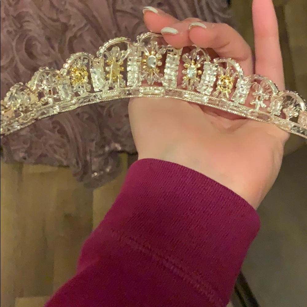 Crown - Picture 4 of 6